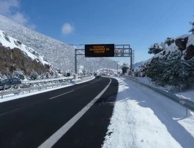 Κλειστή η Κορίνθου-Καλαμάτας λόγω της πυκνής χιονόπτωσης - Ανά λίγη ώρα δίνεται στην κυκλοφορία μόνο με χρήση αλυσίδων